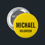 Gelbes Volunteer Abzeichen mit Individuelle Name Button<br><div class="desc">Yellow Volunteer Badgewith name and title in black fett Sans serif Schriftart auf gelbem Hintergrund.
Auch perfekt für Praktikanten, Crew, Personal, Gruppe, Team und mehr.</div>