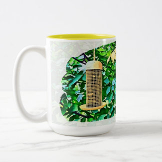 Gelbvogelfütterung an der Tasse des Baumes