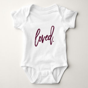 Geliebt. Burgunder Modern Trendy Script-Typografie Baby Strampler