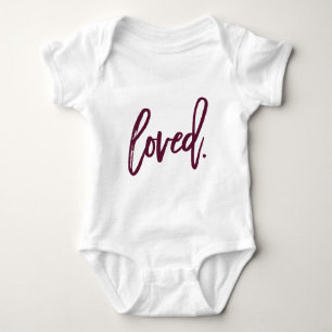 Geliebt. Burgundy Modern Trendy Script Typografie Baby Strampler