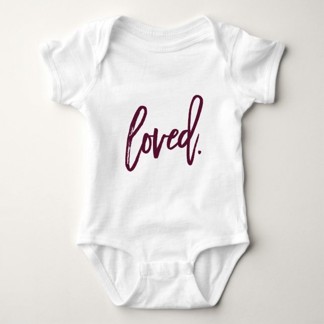 Geliebt. Burgundy Modern Trendy Script Typografie Baby Strampler (Vorderseite)