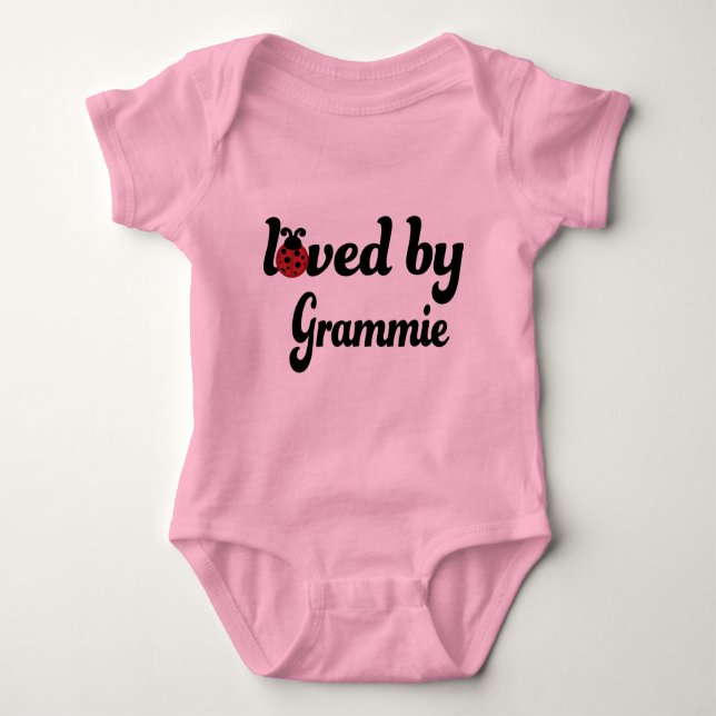 Geliebt durch Grammie Geschenk Baby Strampler (Vorderseite)