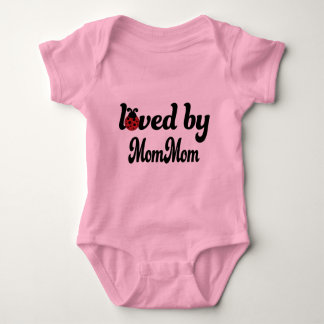Geliebt durch Mommom Geschenk Baby Strampler