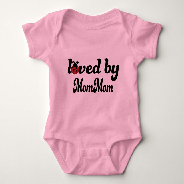 Geliebt durch Mommom Geschenk Baby Strampler (Vorderseite)