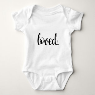 Geliebt. Moderne trendige Skript-Typografie-Schrif Baby Strampler