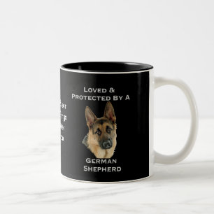 Geliebt u. durch einen Schäferhund geschützt Zweifarbige Tasse