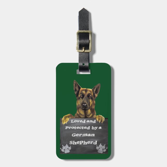 Geliebt und durch einen Schäferhund geschützt Gepäckanhänger (Vorderseite vertikal)
