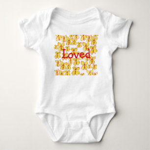 Geliebtes Baby Butterfly mit roten Buchstaben Strampler