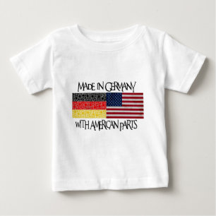 Gemacht in Deutschland mit amerikanischen Teilen Baby T-shirt