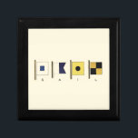 Gemälde von vier Flaggen mit Segeltuch, unter der  Geschenkbox<br><div class="desc">Dieses Gemälde ist nicht so subtil,  um die Meere zu besichtigen,  es enthält vier Flaggen mit dem Wort "Segel",  das unter ihnen geschrieben steht. Fühlen Sie den Ruf des Ozeans? Ein perfektes Geschenk für den besonderen jemanden,  den Sie gewollt haben,  um eine Kreuzfahrt mit Ihnen zu nehmen!</div>