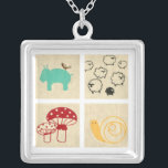 Gemälde von vier Kinderholzblöcken Versilberte Kette<br><div class="desc">Ein skurriles Gemälde aus vier Holzblöcken für Kinder mit einem Hippo,  einer Schnecke,  einigen Schafen und einigen Pilzen. Kaufen Sie diesen Ausdruck und legen Sie ihn in das Kinderzimmer Ihrer Kinder,  oder geben Sie ihn als Geschenk an jemanden,  der erwartet!</div>