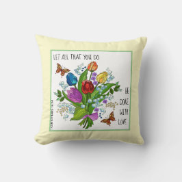 Gemalte Blume w Verse aus 1 Korinthen 16:14 Kissen