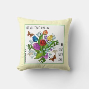 Gemalte Blume w Verse aus 1 Korinthen 16:14 Kissen