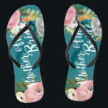 Gemalte Blumenblüten-Mutter der Braut-Sandalen Flip Flops<br><div class="desc">Weißes Skript "Mutter der Braut" über vorzüglichem Acrylblumen- und kundenspezifischem Farbhintergrund. 

Die herrlichen Blumen sind durch Create der Schnitt. Finden Sie sie auf kreativem Markt https://crmrkt.com/7WdAX,  Etsy https://www.etsy.com/shop/CreateTheCut und 
www.createthecut.com</div>