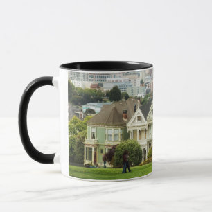 Gemalte Damen, viktorianische Häuser und Skyline Tasse