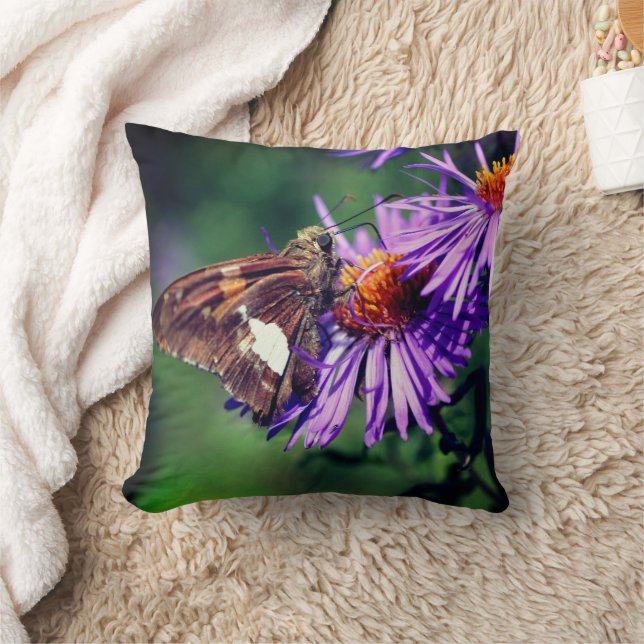 Gemalte Lady Butterfly auf Wild Aster Blume Kissen (Decke)