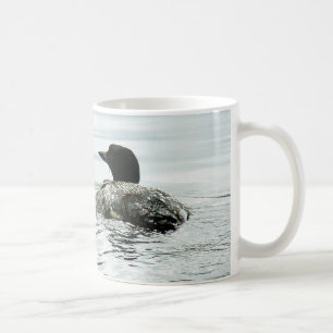 Gemeiner Loon auf dem Wasser Tasse