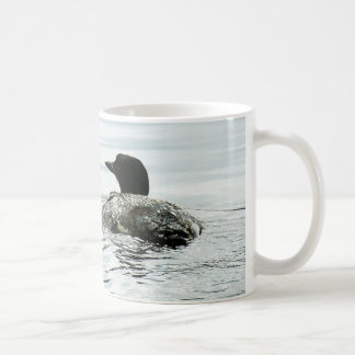Gemeiner Loon auf dem Wasser Tasse
