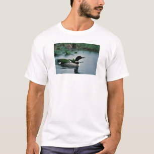 Gemeiner Loon auf Wasser T-Shirt