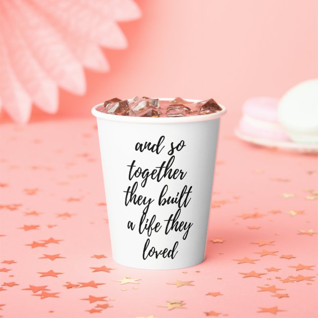 Gemeinsam bauten sie eine Life Liebe Wedding Paper Pappbecher (Insitu)