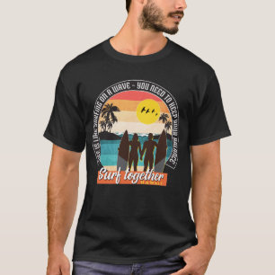 Gemeinsam surfen - Ihr Gleichgewicht Behalten T-Shirt