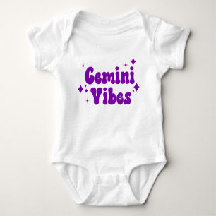 Gemini Vibes Zodiac Astrologie Lila Stars Baby Strampler