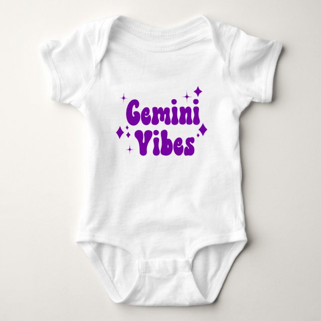 Gemini Vibes Zodiac Astrologie Lila Stars Baby Strampler (Vorderseite)