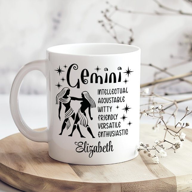 Gemini Zodiac Horoskop Individuelle Name Kaffeetasse (Gemini Zodiac Horoscope Custom Name Coffee Mug on a sunny boho wooden kitchen table with tiny flower)