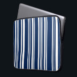 Gemischte Indigo- und Weißstreifen Laptopschutzhülle<br><div class="desc">Der elegante, individuelle Neopren-Laptop-Ärmel bietet indigo und weiße Streifen. Die blau-weiße Linienführung variiert in der Breite, um ein modernes Streifen Muster zu schaffen. Um das Design Varied Indigo und White Stripes auf anderen Artikeln zu sehen, klicken Sie auf den Link "Rocklawn Arts" unten. Digitales Bild. Copyright © 2017 Claire E....</div>