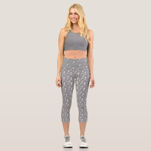 Gemusterte Grauvögel fliegen Capri Leggings