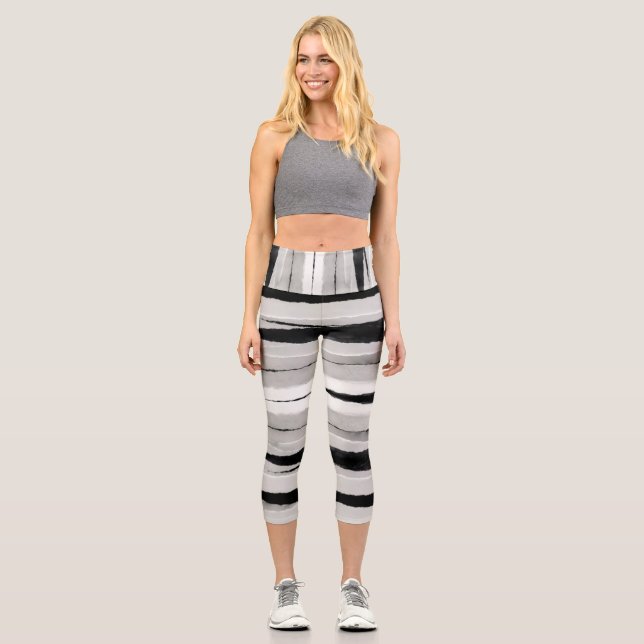 gemusterte Streifen in Grau und Schwarz Capri Leggings (Vorderseite)