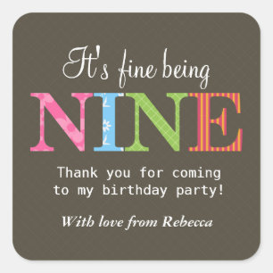 Gemusterter neun Geburtstags-Party-Aufkleber Quadratischer Aufkleber