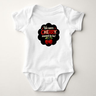 Gemütliche, gestrickte Typografie und niedliche Ki Baby Strampler