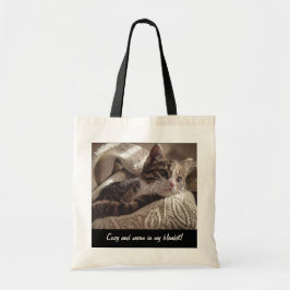 Gemütliche Katze in einer unangenehmen Tasche