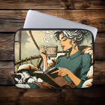 Gemütliche Lady Reading mit Kaffee und Katze Laptopschutzhülle<br><div class="desc">Eine hübsche Dame entspannt sich in ihrem gemütlichen Papasanstuhl,  las ein Buch,  trinkt Kaffee mit einer niedlichen schwarz-weißen Katze,  die auf ihrem Schoß schläft.</div>