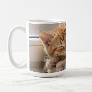 Gemütliche rote Katze sonnt sich im Nickerchen Kaffeetasse