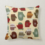 Gemütliche Weihnachtsferien Winter Mittens Kissen<br><div class="desc">Dieses lustige Weihnachtsgeschenk-Design bietet Winterfäuste in verschiedenen Mustern. Ein Schneeflockenmuster ziert den Hintergrund.</div>