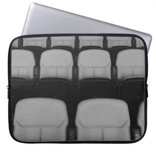 GEMÜTLICHE, WEISSE UND SCHWARZE THEATERSTÜHLE MIT  LAPTOPSCHUTZHÜLLE