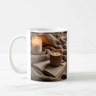 Gemütlicher Abend mit Kerzen und Decken Kaffeetasse