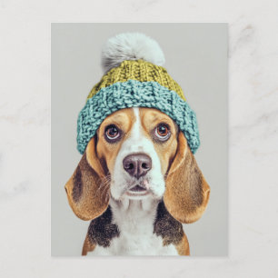 Gemütlicher Beagle in einem Winterhut aus Strick Postkarte