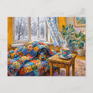 Gemütlicher Dachshund ruht auf einer Patchwork-Win Postkarte