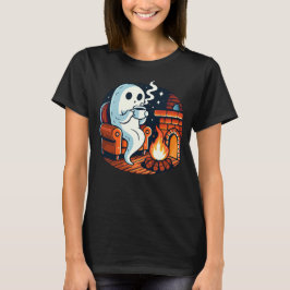 Gemütlicher Geist trinkt Kaffee am Kamin Halloween T-Shirt