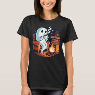 Gemütlicher Geist trinkt Kaffee am Kamin Halloween T-Shirt