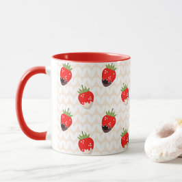 Gemütlicher Genuss: Erdbeeren in Weiß und Dunkel C Tasse