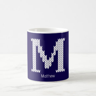 Gemütlicher gestrickter Alphabetbuchstabe M Kaffeetasse