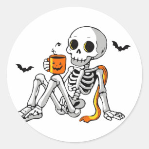 Gemütlicher Halloween-Skelett mit Kaffee- und Fled Runder Aufkleber
