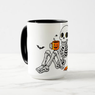 Gemütlicher Halloween-Skelett mit Kaffee- und Fled Tasse