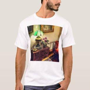 Gemütlicher Salon mit Blume Petal Lamp T-Shirt