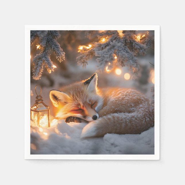 Gemütlicher Schlaffox unter verschneiten Zweigen Serviette (Vorderseite)