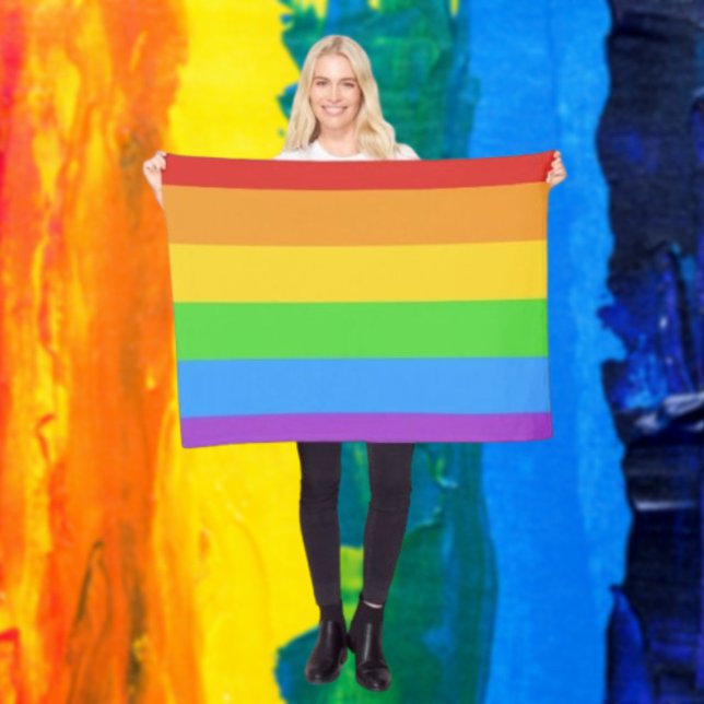 Gemütlicher Stolz: Regenbogenflagge Fleecedecke (Von Creator hochgeladen)